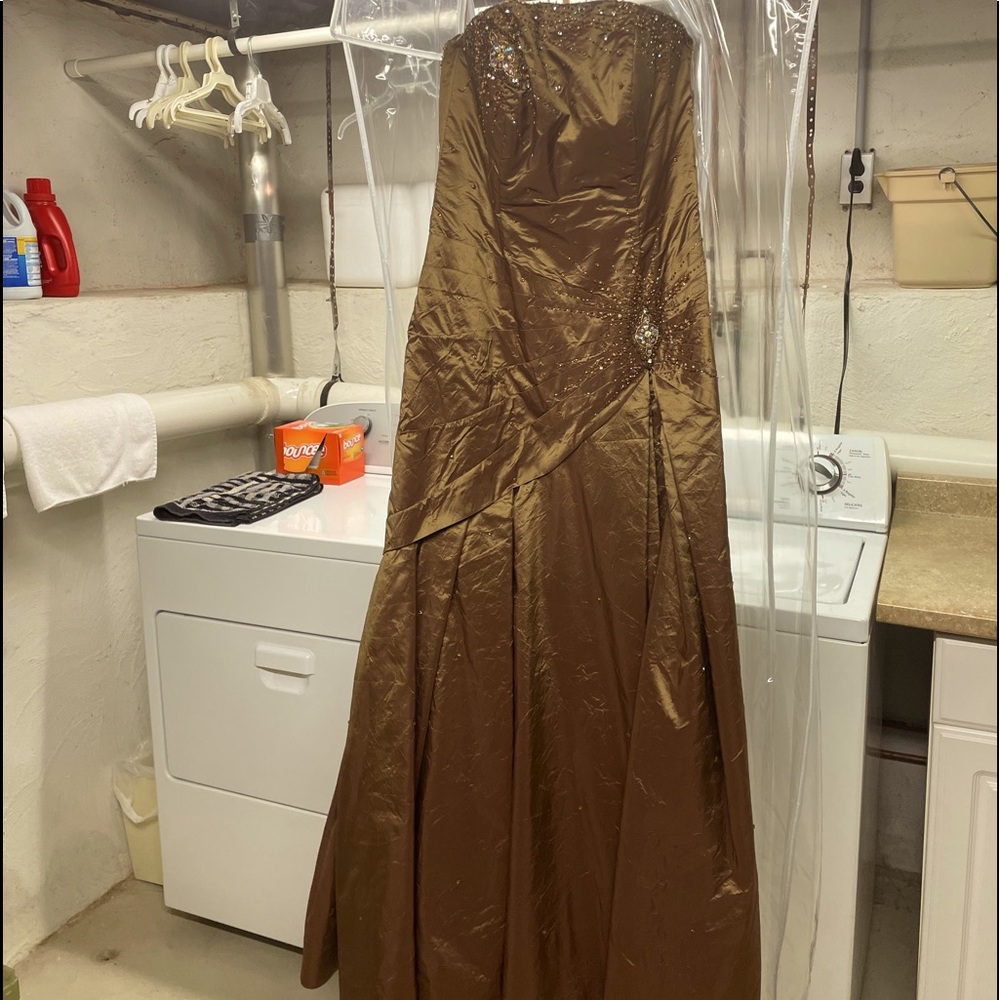 Women’s formal strapless gown